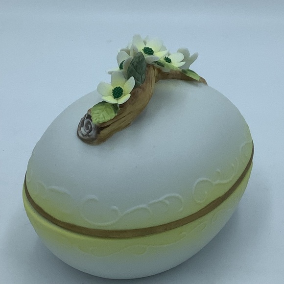 Vintage 1983 Lefton Hand Painted Bisque Porcelain Egg Trinket Box - Picture 5 of 8